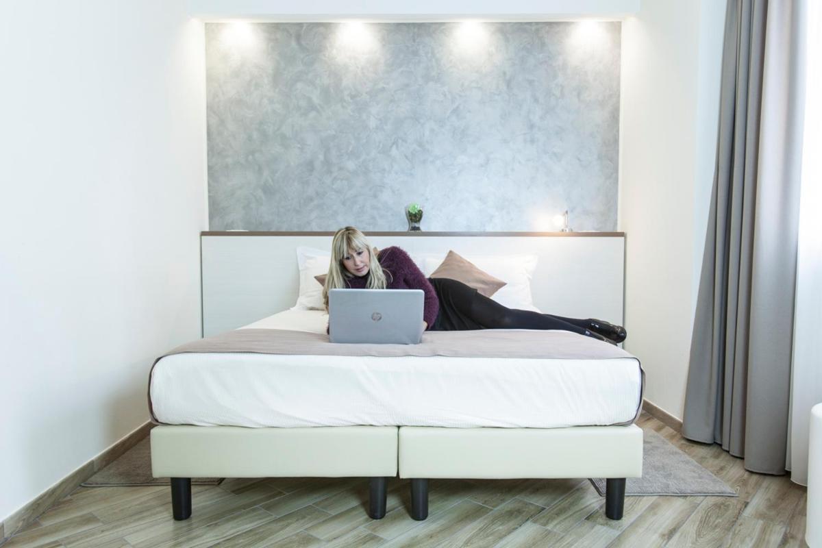 Bhl Boutique Rooms Legnano Bagian luar foto