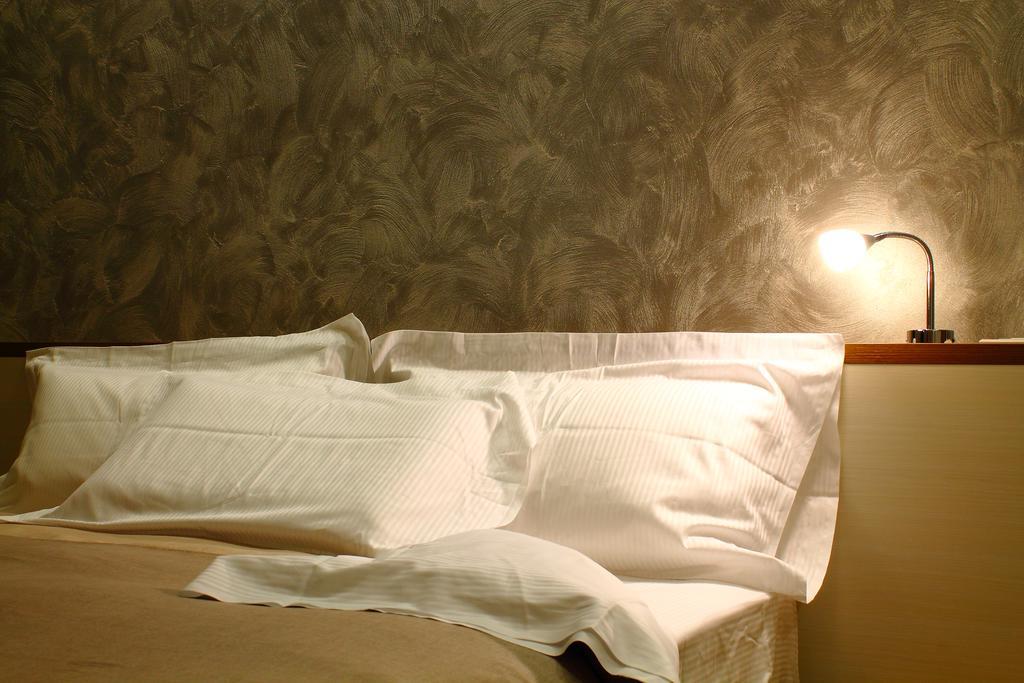 Bhl Boutique Rooms Legnano Bagian luar foto