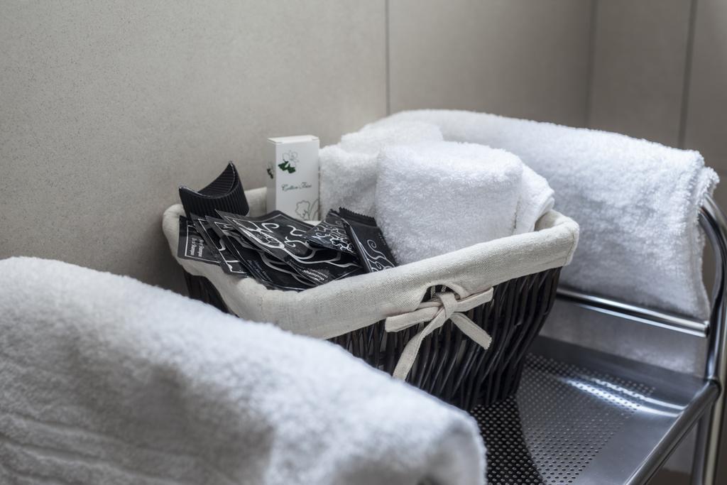 Bhl Boutique Rooms Legnano Bagian luar foto